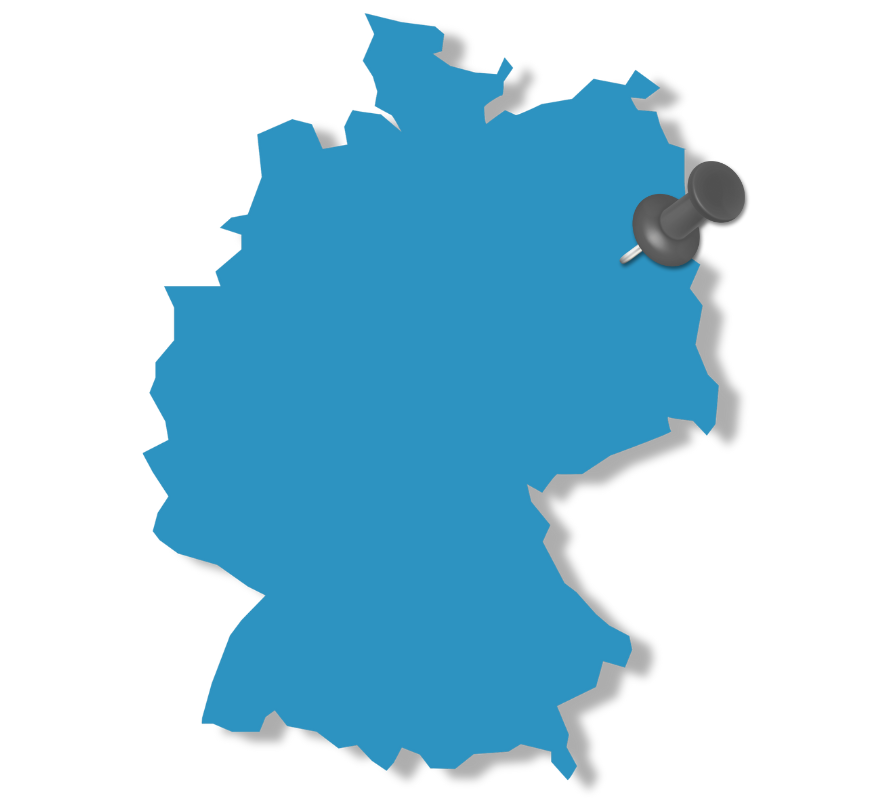 Ein blauer Umriss Deutschlands mit einem schwarzen Stecknadel-Pin in der Nordost-Ecke.