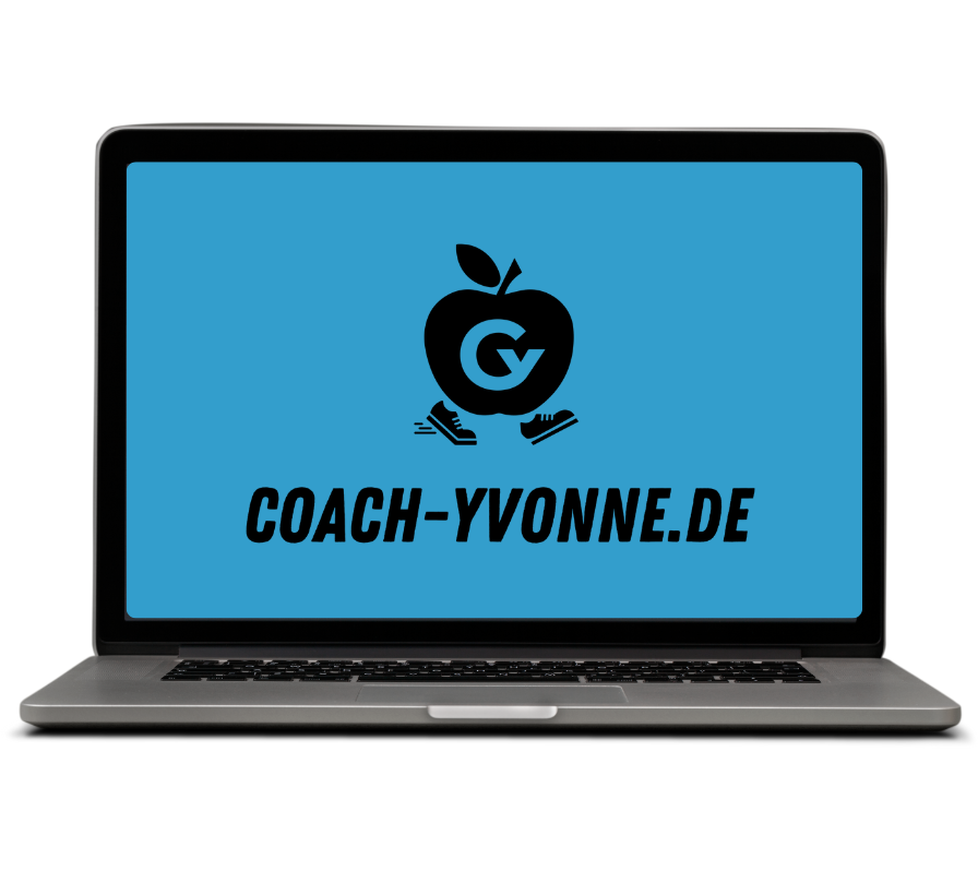 Ein geöffneter Laptop mit einem blauen Bildschirm, auf dem ein schwarzes Logo mit einem Apfel und dem Buchstaben "G" sowie der Text "COACH-YVONNE.DE" zu sehen ist.